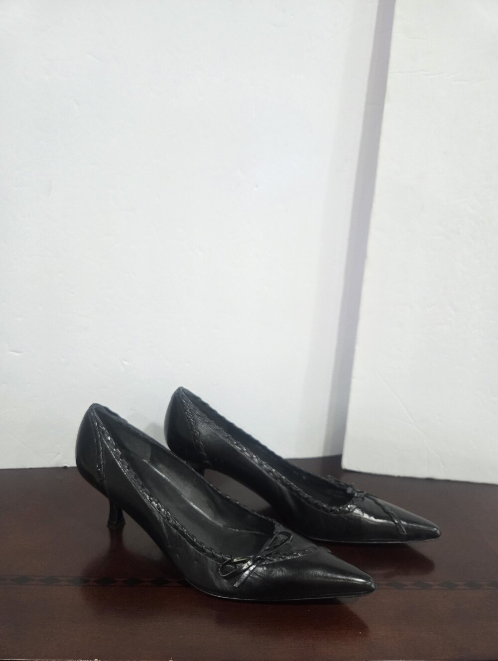 Stuart Weitzman Classic Black Pointed-Toe Kitten Heels Sz.9.5